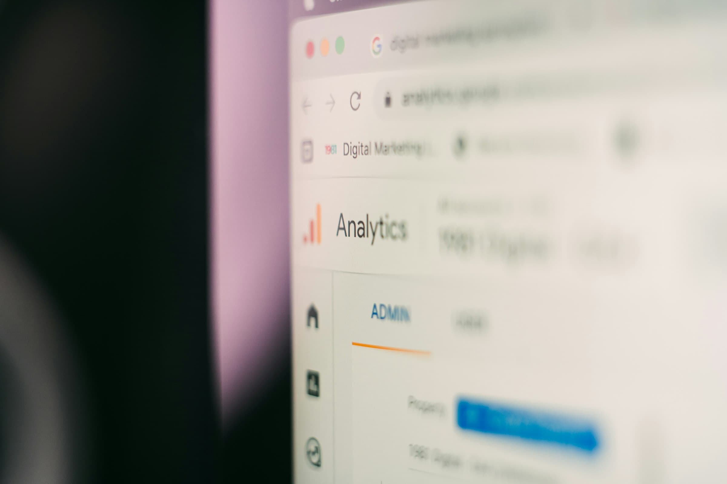 Google Analytics irányítópult közelről egy laptop képernyőjén